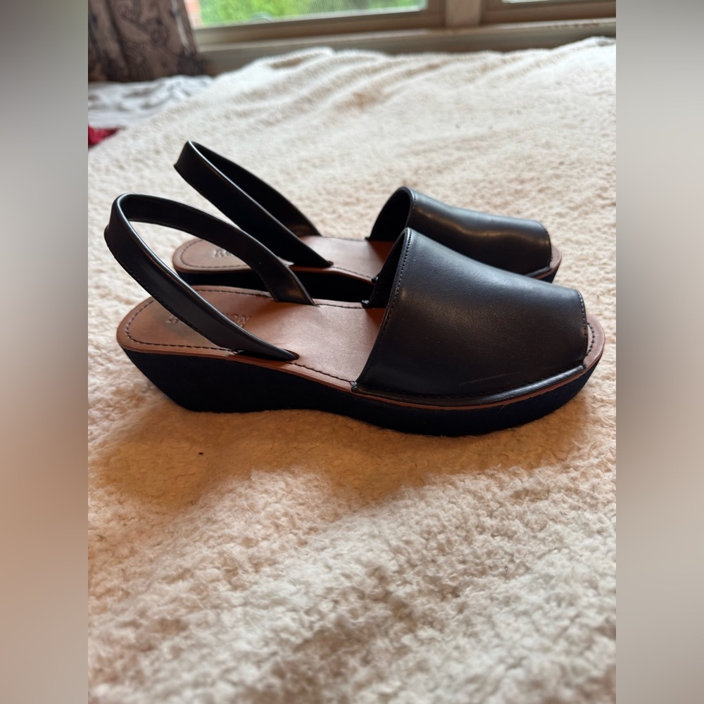 Kenneth Cole Reaction Navy Blue Sandals - Size 7M - Picture 4 of 6